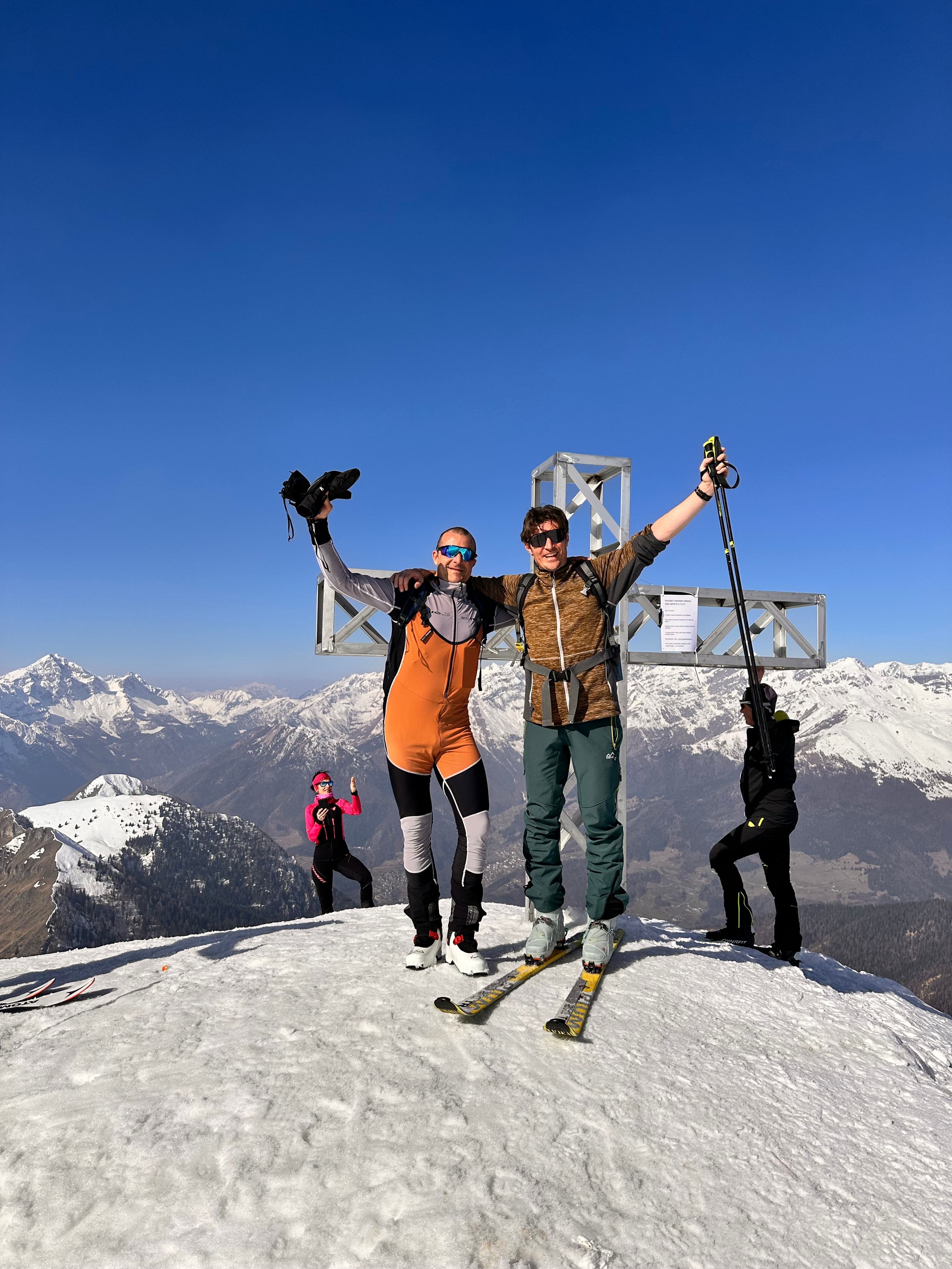 Marco e Guglielmo in vetta con le Alpi sullo sfondo