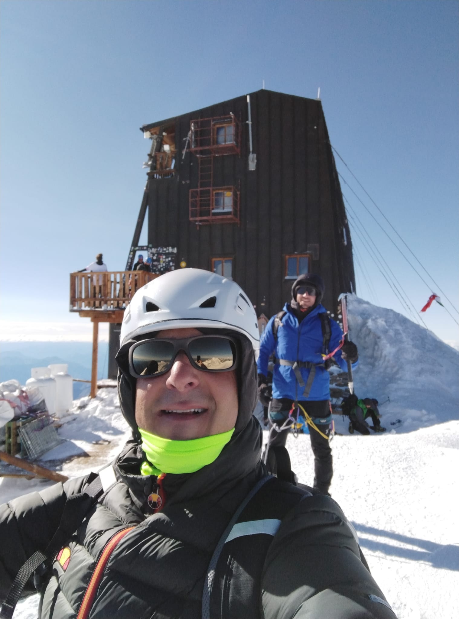 Marco in vetta al Monte Rosa con il rifugio sullo sfondo